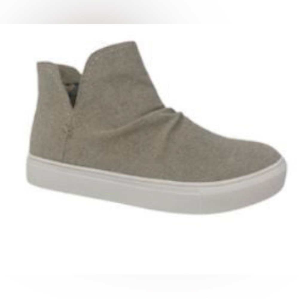 Women’s Very G Colty bootie in Natural. Size:6.5. Gently used. Only Worn once